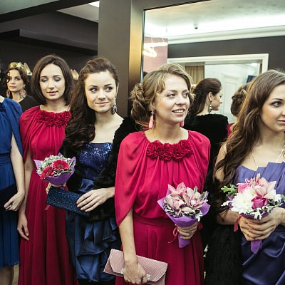 Выкуп невесты в элегантном зале центра свадебной моды Подружка невесты