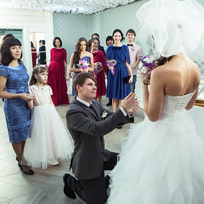 Выкуп невесты в элегантном зале центра свадебной моды Подружка невесты